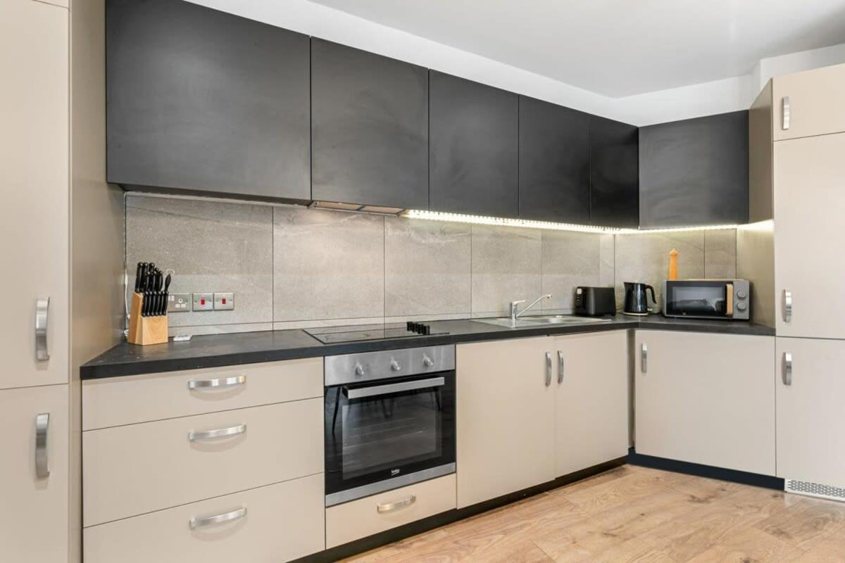 Spacious 1 Bedroom Apartment In Central Woking Ngoại thất bức ảnh